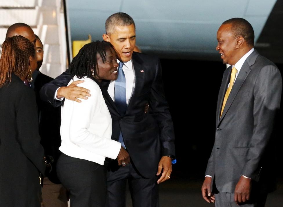 Chị gái cùng cha khác mẹ Auma Obama cùng các quan chức cấp cao chính phủ Kenya tiếp đón  Tổng thống Mỹ Obama ở sân bay hôm 24/7. Đây là chuyến thăm đầu tiên tới quê nội Kenya của ông Obama, trên cương vị Tổng thống Mỹ.